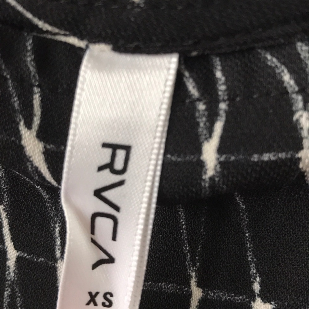 ❌SOLD❌ RVCA romper - Picture 3 of 4